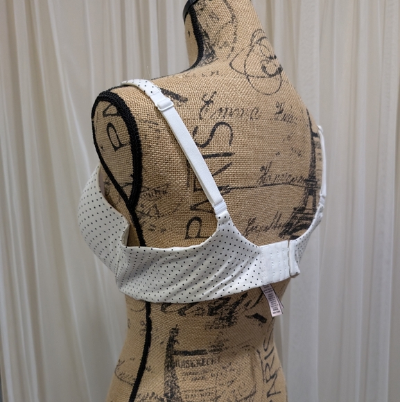 Victoria Secret - Picture 2 of 7